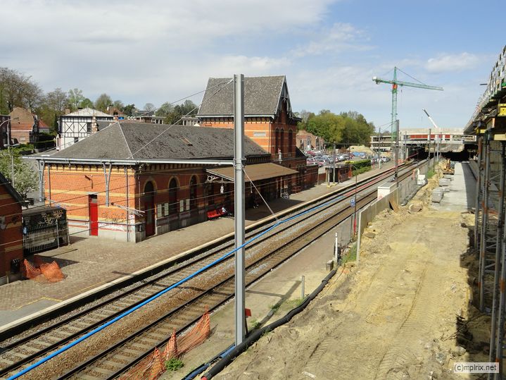 DSC02190 .JPG - La gare actuelle de Genval (vue depuis le nouveau parking de la rue de Rosières) - à droite l'emplacement de 2 voies
